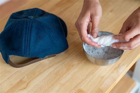 Comment laver et détacher une casquette sans .